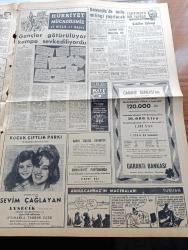 Milliyet Gazetesi - 11 Haziran 1960 - Hürriyet Şehitleri Ata'nın Bağrında - 5 Şehit Yüz binlerce Ankaralının Katıldığı Muhteşem Bir Merasimden Sonra Anıtkabir'de Toprağa Verildi - Celal Bayar Ve Adnan Menderes Geceyi Harb Okulu Dışında Geçirdiler - Sinemaya Hürriyet - Çetin Altan Köşe Yazısı - Denizcilik Bankasında Altı Konuda Tahkikat Açıldı - Şahane Kadın Sevim Çağlayan Ve Ayşecik Filminin Büyük Yıldızı Zeynep Değirmencioğlu Küçük Çiftlik Parkında - Hürriyet Mücadelemiz 27 Nisan 27 Mayıs - İstanbul Üniversitesinde Açılış Mitingi Yapılacak - Abdülcanbaz'ın Maceraları Çizen Turhan Selçuk - Tombik Çizen Trog - Mualla Mukadder Küçük Çiftlik Parkında - Yılın Büyük Maçı Beşiktaş Fenerbahçe Yarın Ankara'da - İngiliz Gazeteleri Lefter Küçükandonyadis'i Övüyor - Menajer Sadri Usoğlu Adalet Takımından Ayrılıyor - İzmir'de Adnan Menderes'in Filmini Gösteren Bir Sinemayı Halk Terketti - Brezilya'nın America Takımı Demirspor İle Oynuyor - Altın Eşya Teberruu Süratle Genişliyor - Basketbol