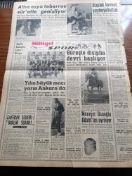 Milliyet Gazetesi - 11 Haziran 1960 - Hürriyet Şehitleri Ata'nın Bağrında - 5 Şehit Yüz binlerce Ankaralının Katıldığı Muhteşem Bir Merasimden Sonra Anıtkabir'de Toprağa Verildi - Celal Bayar Ve Adnan Menderes Geceyi Harb Okulu Dışında Geçirdiler - Sinemaya Hürriyet - Çetin Altan Köşe Yazısı - Denizcilik Bankasında Altı Konuda Tahkikat Açıldı - Şahane Kadın Sevim Çağlayan Ve Ayşecik Filminin Büyük Yıldızı Zeynep Değirmencioğlu Küçük Çiftlik Parkında - Hürriyet Mücadelemiz 27 Nisan 27 Mayıs - İstanbul Üniversitesinde Açılış Mitingi Yapılacak - Abdülcanbaz'ın Maceraları Çizen Turhan Selçuk - Tombik Çizen Trog - Mualla Mukadder Küçük Çiftlik Parkında - Yılın Büyük Maçı Beşiktaş Fenerbahçe Yarın Ankara'da - İngiliz Gazeteleri Lefter Küçükandonyadis'i Övüyor - Menajer Sadri Usoğlu Adalet Takımından Ayrılıyor - İzmir'de Adnan Menderes'in Filmini Gösteren Bir Sinemayı Halk Terketti - Brezilya'nın America Takımı Demirspor İle Oynuyor - Altın Eşya Teberruu Süratle Genişliyor - Basketbol