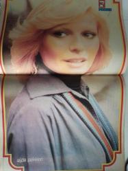 TV'de 7 Gün Haftalık Aktüalite Sinema Tiyatro Müzik ve Magazin Dergisi - 9 Haziran 1975 - Sayı:18 - Ali Rıza Binboğa - Tunus Tv'si Emel Sayın'ın Bütün Filmlerini Satın Alıyor - Mazi Kalbimde Yaradır - Hikmet Feridun Es - Kaçak efsanesi de bitiyor - Rakamlarla, iki yıldır seyrettiğimiz kaçak - Arsen Lüpen Türkiye'de Film Çevirecek - Marmaris'te Aşk Başkadır - Şükran Özer'le Mazide Bir Gezinti - Emine Fulsen - Zafer Celasun- Fikret Hakan - Ayhan Işık - Ajda Pekkan Posteri - Ayla Büyükataman, Tülin Yakarçelik, Fehmi Ege - İsmail Cem şenliği 10 saat sürdü - Estergon Kalesi - Füsun Önal kaybettiği kalbini telesporda buldu - Bir avazda Şule Gençosman ve iyi yolculuklar - Atilla Atasoy'un İki Müjdesi Var - Hikmet Feridun Es - Adnan Advan'ın özel albümünden - Ömer Faruk Altınsoy - Hasan Önal - Sibel Penjak - Mireille Mathieu - Sezai Solelli - Seyhan Tütün ve Öyküleri ile Türküler - Pembe Panter ve Temel Reisi Ne Zaman Seyredeceğiz? - Bir Mektup Rekortmeni - Posterli Tam Takım Dergi