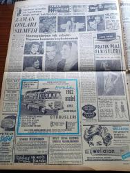 Milliyet Gazetesi - 13 Haziran 1962 - İsmet İnönü Yeni Türkiye Partisi Ve Cumhuriyetçi Köylü Millet Partisi Liderleri İle Görüştü - Üçlü Bir Koalisyon İhtimali Kuvvetlendi - Cevdet Perin Adalet Partisinden Çekildi - Millet Partisi Kuruluyor - İstanbul'a Gelen Ünlü Fransız Aktristi Marie Bell'e 4 Kırmızı Gül - Sovyetler 35 Milyon Türk'ü Ruslaştırmaya Çalışıyorlar - Dün Bir Öğrenci Daha İmtihandan Sonra Öldü - İslamiyet Afrika'da Hızlıca Yayılıyor - Çetin Altan Köşe Yazısı - Sarışın Bomba Jayne Mansfield Bir Sütyenle Kaldı - Amerikalı Astronot Yarbay John Glenn'in Dostluk 7 Kapsülü İstanbul'a Geldi - Akbaba Dergisi Hüseyin Korkmazgil Yusuf Ziya Ortaç Ve Rıfat Ilgaz - Abdülcanbaz'ın Maceraları Çizen Turhan Selçuk - Gelin Taşı Yazan Yaman Koray Yazı Dizisi - Kızıl Kadırga Yazan Abdullah Ziya Kozanoğlu Yazı Dizisi - Cici Can Çizen Bedri - 27 Mayıs'ın Gerisindeki 5 Yılın Hikâyesi Hazırlayanlar Ömer Sami Coşar Abdi İpekçi - Zaman Ve Şöhrete Karşı Yıkılmayan Şöhretler - Katherine Hepburn