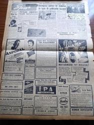 Cumhuriyet Gazetesi - 26 Eylül 1957 - Demokrat Parti'nin Yoklama Yapmadan Aday Göstereceği Vilayetler - Başbakan Adnan Menderes Birleşik Amerika Dış Bakanı John Foster Dulles'a Bir Mesaj Yolladı - Hürriyet Partisinin Erzurum Toplantısı - CHP Adaylarından Namus Sözü Alınacak - Yargıtay Eski Başkanı Bedri Köker'in Beyanatı - Amerikan Birlikleri Dün Trakya Havalisine Bir Çıkarma Yaptı - Dünya Tıb Birliği Konsey Toplantısı - Şoförler Cemiyeti Kongresi Toplandı - Amerika'da Irk Kavgasına Ordu Müdahale Etti - İblisin Kızı Yazan Guy Des Cars Yazı Dizisi - Erken Bunama Kongresi Yazan Profesör Doktor Rasim Adasal - Demokrat Parti'ye Geçen Sanatkarlar - Ali Sururi - İrma Toto - Burhan Felek Köşe Yazısı - Tamek -  Ayvalık'ta Muhalif Partilerin Örnek Alınacak Hareketi - Kasımpaşa Aşılmaz Bir Müdafaa İle Ligde İlk Galibiyetini Kazandı - Beden Terbiyesi Umum Müdürlüğüne Vildan Aşir Savaşır Tayin Edildi - Fenerbahçe Ve Vefa Hazırlanıyorlar - Rebii Erkal Beykoz'a Antrenör Oluyor - Galatasaray