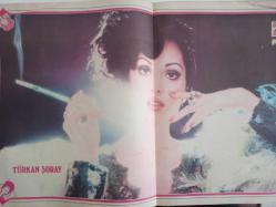 TV'de 7 Gün Haftalık Aktüalite Sinema Tiyatro Müzik ve Magazin Dergisi - 8 Mart 1976 - Sayı:11 - Ajda Pekkan - Fecri Ebcioğlu - Erkan Yolaç - Cemil Can Bıçakçı - Ateş Böcekleri - Halit akçatepe - İlhan Daner - Ekran Başı - Hikmet Feridun Es - Bülent Denli - Sinemanın Aktör böksörleri - Süleyman Turan - Jean Paul Belmondo - Harold lloyd - Kartal Tibet - Paul Newman - Alfred Hitchcock - Ernest Hemingway - Sezai Solelli - Taner Şener - Küçük Hanımefendi 1976 - Belgin Doruk - Küçük Aydın - Uğur Akdora - Yahya Demirel - Ayten alpman - İzzet Günay - Mete İnselel - Grace Kelly - Türkan Şoray - İzzet Günay - Efkan Efekan - Türkan Şoray Posteri - Safiye Filiz - Bülent Denli - Fecri Ebcioğlu - Tahsin Öztin - Enrico Macias - Demis Roussos - Serpil Barlas sonunda şeytanın bacağını kırdı - Selçuk Alagöz'ü askere böyle uğurladık - İskender Doğan - Cem KAraca - Melike Demirağ - Seçil Heper - Alpay - Hikmet Feridun Es - Harika Değirmenci - Turhan Erdemgil - Barry Fitzgerald - Posterli Tam Takım Dergi