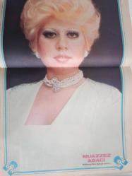 TV'de 7 Gün Haftalık Aktüalite Sinema Tiyatro Müzik ve Magazin Dergisi - 15 Mart 1976 - Sayı:12 Hoşgeldin Petroçelli - Tuna Huş Nişanlandı - Televizyondaki Politika ve Politikacılara Dair - Şair Yasemin'den mısralar - Barbara Bain - Martin Landau - Hikmet Feridun Es - Damadı iyi tanırım - Barış Manço'dan bir mektup var - İlk hava raporu ilk trafik konuşması ilk boks maçı - Nilgün Atılgan - Nilgün Bayram - Mustafa Yolaşan - Cemile Kutgün - Emin Şaylan - Nisa Serezli - Barış Manço - Ajda Pekkan - Nevra Serezli - Marlene Dietrich - Muazzez Abacı Posteri - Kaynanalar'la bundan 2 yıl önce tanışmıştık - Levent Kırca'ya söz kestiler - Enis Fosforoğlu - Gençlik Kulübü - Tamer Durukan'a ne sormak istiyorsunuz? - Emin Şaylan - Aytaç Yörükaslan - Hikmet Feridun Es - Roger Moore - Siz Hiç Tramvay sattılar mı ? - Hasan Mutlucan - Serbülent Yasun - Söz Tülay'ın - Teen Club Reklamı fotoğraf ve haberi - Posterli Tam Takım Dergi