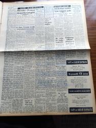 Halkçı Gazetesi - 14 Kasım 1954 - Hüseyin Cahit Yalçın Köşe Yazısı - Cumhuriyet Halk Partisi Meclisi Tebliği - 2 Mayıs Seçimlerinden Sonra İktidarın Aldığı Tedbirler Endişeleri Arttırmıştır - Ankara Palas Salonunda Defile - Sovyetlerin Yeni Bir Teklifi 23 Avrupa Devleti Toplantıya Çağrıldı - Yedeksubay Takımı Hava Gücünü Yendi - Hacettepe Güneşspor Maçı - Galatasaray Ve Beşiktaş Galip Geldi - Ahmet Emin Yalman Ecnebi Bilirkişilerle Konuşmuş - Güzel Regina Dedektif Cardoc'un Maceraları - Atatürk Üniversitesi Yazan Mustafa Nuri Okçuoğlu - Elli İki Kişi Kuduz Eti Yemiş - Fransız Başbakanı Mendes France Amerika'ya Gitti - Hububat Nakli İçin Vagon Yok - Ankara Valisi Kemal Aygün Mısır Başbakanı Abdülnasır İle Görüştü - Hüseyin Cahit Yalçın'ın 50 Yıllık Siyasi Hatıraları Meşrutiyet Devri Ve Sonrası Yazı Dizisi - Ölü Kafası Yazan Ketlin Veyd Yazı Dizisi - Binbir Sırrı Olan Adam Eski Polis Müfettişi Thorp'un Hatıraları Yazan Arthur Thorp Yazı Dizisi - Bugünkü At Yarışları - Arı Unları - Akbank