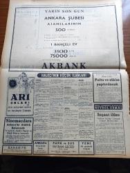 Halkçı Gazetesi - 14 Kasım 1954 - Hüseyin Cahit Yalçın Köşe Yazısı - Cumhuriyet Halk Partisi Meclisi Tebliği - 2 Mayıs Seçimlerinden Sonra İktidarın Aldığı Tedbirler Endişeleri Arttırmıştır - Ankara Palas Salonunda Defile - Sovyetlerin Yeni Bir Teklifi 23 Avrupa Devleti Toplantıya Çağrıldı - Yedeksubay Takımı Hava Gücünü Yendi - Hacettepe Güneşspor Maçı - Galatasaray Ve Beşiktaş Galip Geldi - Ahmet Emin Yalman Ecnebi Bilirkişilerle Konuşmuş - Güzel Regina Dedektif Cardoc'un Maceraları - Atatürk Üniversitesi Yazan Mustafa Nuri Okçuoğlu - Elli İki Kişi Kuduz Eti Yemiş - Fransız Başbakanı Mendes France Amerika'ya Gitti - Hububat Nakli İçin Vagon Yok - Ankara Valisi Kemal Aygün Mısır Başbakanı Abdülnasır İle Görüştü - Hüseyin Cahit Yalçın'ın 50 Yıllık Siyasi Hatıraları Meşrutiyet Devri Ve Sonrası Yazı Dizisi - Ölü Kafası Yazan Ketlin Veyd Yazı Dizisi - Binbir Sırrı Olan Adam Eski Polis Müfettişi Thorp'un Hatıraları Yazan Arthur Thorp Yazı Dizisi - Bugünkü At Yarışları - Arı Unları - Akbank