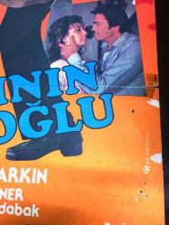 BABASININ OĞLU, ORİJİNAL SİNEMA AFİŞİ -1986, FİLM AFİŞİ / POSTERİ - BÜYÜK BOY - ORİJİNAL - 99 X 66 cm EBADINDA - Original Turkish Big Size Movie Poster - Cüneyt Arkin, Hulki Saner, Sadri Alisik, Cüneyt Arkin, Tevhid Bilge, Nilgün Ersoy, Ahmet Eskici, Yüksel Gözen, Aydin Haberdar, Toron KaracaogluAysel Kiper, SANER FİLM, HULKİ SANER (RESTORASYONLU DÖNEM SİNEMA AFİŞİ, NADİR AFİŞ)