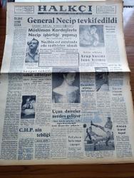 Halkçı Gazetesi - 15 Kasım 1954 - Hüseyin Cahit Yalçın Köşe Yazısı - Mısır Cumhurbaşkanı General Necip Tevkif Edildi - Müslüman Kardeşler Necip İle İşbirliği Yapmış - Ankara Radyosuna Arap Basını Fena Kızmış - Uçan Daireler Nereden Geliyor - Avrupa Güvenliği Hakkındaki Sovyet Teklifi Kabul Edilmiyor - Sarre Anlaşması Hakkında - Silviya'nın Avrupa Gezisi - Güzel Regina Dedektif Cardoc'un Maceraları Yazan Georges Dejean - Otomatik Süpürge İşe Yaramıyor - Yeni Bir Kalp Ameliyatı Tarzı - Meşhur Sinema Artisti Olivia De Havilland Bir Fransızla Evleniyor - Hüseyin Cahit Yalçın'ın 50 Yıllık Siyasi Hatıraları Meşrutiyet Devri Ve Sonrası Yazı Dizisi - Ölü Kafası Yazan Ketlin Veyd Yazı Dizisi - Baykara Hollywood'da Çizgi Roman - İrlanda'da Gizli Ordu - Binbir Sırrı Olan Adam Eski Polis Müfettişi Thorp'un Hatıraları Yazan Arthur Thorp - At Yarışı Koşullarında Dünkü Sürpriz - Fenerbahçe 4 Adalet 1 - Hacettepe Güneşspor'a 2 1 Galip - Tokat Çoban Sucuğu - Ankara Atletizm Ajanlığı Pist Yarışları