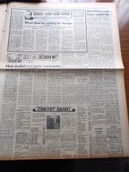 Halkçı Gazetesi - 18 Kasım 1954 - Bir Demokrat Parti'nin Halkçı Gazetesine Demeci Bir Milletvekilinin Kürsüden İndirmeye Kalkmanın Demokratik Zihniyetle Alakası Yoktur - Atatürk Bayramı İçin Hazırlık Yapılıyor - Adnan Menderes'in Düşmanları - Devlet Bakanı Mükerrem Sarol İstifa Etmek İstemiş - Osman Bölükbaşı'nın Basın Toplantısı - Demokrat Parti'nin Devletçiliği Yazan Ali Rıza Erem - Kıbrıs'a 103 Türk Bayrağı Gönderildi - Silviya'nın Avrupa Gezisi Resimli Romanı - Güzel Regina Dedektif Cardoc'un Maceraları Yazan Georges Dejean Yazı Dizisi - Komünistlerin Müdafaa Bloku - Uçan Dairelerle İlgili Bir Şirket - Filistin Mültecileri Meselesi - Hüseyin Cahit Yalçın'ın 50 Yıllık Siyasi Hatıraları Meşrutiyet Devri Ve Sonrası Yazı Dizisi - Ölü Kafası Pelerin Altında İşlenen Cinayet Yazan Ketlin Veyd Yazı Dizisi - Polis Hafiyesi Bil Morton Çizgi Roman - Binbir Sırrı Olan Adam Eski Polis Müfettişi Thorp'un Hatıraları Yazan Arthur Thorp - Bu Hafta Altı Lig Maçı Oynanıyor - Beşiktaş Beyoğluspor