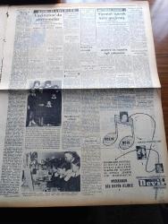 Halkçı Gazete - 19 Mayıs 1954 - Üniversitesilerde Atatürk'ün Hayatıyla İlgili Çalışmalar - Fuad Arna İle Millet Gazetesi Yazıişleri Müdürü Hüsnü Zeki Söylemezoğlu Evvelki Günkü Duruşmaları Sırasında Fotoğraf - İmam Hatip Okulunun Dün Yapılan Seçme Müsabakasına 201 Öğrenci Katıldı - Masa Futbolu Şampiyonası - Türkiye'nin Fransa'ya Olan Ticari Borçları - Altın Fiyatları Yükseliyor - Güzel Regina Dedektif Cardoc'un Maceraları Yazan Georges Dejean Yazı Dizisi - Namık Zeki Aral Köşe Yazısı - Çetin Altan Köşe Yazısı - Müslüman Kardeşler Lideri El Hudeybi Halk Mahkemesi Karşısında - İsmet İnönü'ye Sövmek - Hüseyin Cahit Yalçın'ın 50 Yıllık Siyasi Hatıraları Meşrutiyet Devri Ve Sonrası Yazı Dizisi - Baykara'nın Serüvenleri Baykara Hollywood'da Çizgi Roman - Ölü Kafası pelerin Altında İşlenen Cinayet Yazan Ketlin Veyd Yazı Dizisi - Binbir Sırrı Olan Adam Eski Müfettiş Thorp'un Hatıraları Yazan Arthur Thorp Yazı Dizisi - Shell - Film Ve Dans Yıldızı Nimet Alp Esenparkta - Devlet Tiyatrosu