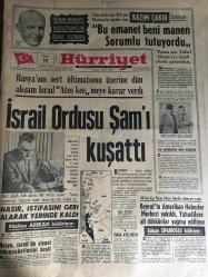 HÜRRİYET GAZETESİ 11 HAZİRAN 1967 YIL :20 SAYI :6866--Rusya nın sert ültimatomu üzerine dün akşam İsrail Ateşkes meye karar verdi ---İsrail ordusu Şam ı kuşattı ---Nasır ,istifasını geri alarak  yerinde kaldı --Rusya ,İsrail ile siyasi münasebetlerini  kesti --Beyrut ta Amerikan Haberler Merkezi Yakıldı ,Yahudilere   ait dükkanlar yağma ediliyor ---Önemli aile problemi ---Ürdünlü Abdülrezzak  yürüyerek 95 memleket gezdi ---Cumhuriyet Pavyonu --Fuar Akasyalar Aile Çay Bahçesi : Bedia Akartürk ,Dursun Salkım ,Semra Sar, Aysel Tanju ---Amerika nın savunma işleri için 70 milyar dolar harcanacak ---Yunan Kralını Edirne sınırında bir Türk gazetecisi karşıladı --İst.Spor Küme Düştü --Beşiktaş Fenerbahçe oynuyor --İlkokulların öğretmen ihtiyacı karşılandı ---Öğretmene mi yoksa müftüye mi inanayım ?--Beyaz perdenin dedikodusu bitmez ki ---Elvis :Az kalsın evlenmeyecektim--Genç kızların  erkek arkadaşı olmalı mı ?--Bir ruh doktorun yaptığı açıklama---Türk Milli Kıyafetleri ile ---