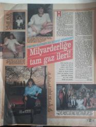 TV'de 7 Gong Haftalık Aktüalite Sinema Tiyatro Müzik ve Magazin Dergisi - 27 Nisan 1987 - Sayı:17 - Perihan Abla'ya Gökten yağmur değil para yağıyor - Hürriyet gazete reklamı - Perran Kutman da köşeyi dönüyor ! - Milyarderliğe tam gaz ileri! - Atilla Arcan - Babasının gölgesinden kaçan komedyen - 100 günlük maraton TV'de noktalandı - Ayten Gökçer - Televizyonda Türk Sineması'na son darbe - Tarık Akan - Türkan Şoray'ın göbeğini kim kapadı - Cihan mı Yusuf mu? - Hale Soygazi - Barış Pirhasan - Sibel Egemen - Bars Çifti Politikada Kararlı - Ali Bars - Mesut Yılmaz - Kamil Sönmez kendini pek beğendi - Ayşegül Aldinç iki buçuk erkek arasında - Emine Smith - Anasına niyet kızına kısmet - Fisher Radyo Reklamı - Aksu Kumaş Reklamı fotoğraf ve haberi - Dergi Tam Değildir sadece 8 Sayfası Mevcuttur