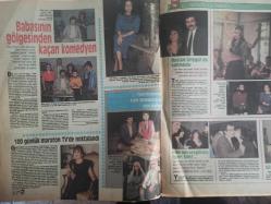 TV'de 7 Gong Haftalık Aktüalite Sinema Tiyatro Müzik ve Magazin Dergisi - 27 Nisan 1987 - Sayı:17 - Perihan Abla'ya Gökten yağmur değil para yağıyor - Hürriyet gazete reklamı - Perran Kutman da köşeyi dönüyor ! - Milyarderliğe tam gaz ileri! - Atilla Arcan - Babasının gölgesinden kaçan komedyen - 100 günlük maraton TV'de noktalandı - Ayten Gökçer - Televizyonda Türk Sineması'na son darbe - Tarık Akan - Türkan Şoray'ın göbeğini kim kapadı - Cihan mı Yusuf mu? - Hale Soygazi - Barış Pirhasan - Sibel Egemen - Bars Çifti Politikada Kararlı - Ali Bars - Mesut Yılmaz - Kamil Sönmez kendini pek beğendi - Ayşegül Aldinç iki buçuk erkek arasında - Emine Smith - Anasına niyet kızına kısmet - Fisher Radyo Reklamı - Aksu Kumaş Reklamı fotoğraf ve haberi - Dergi Tam Değildir sadece 8 Sayfası Mevcuttur