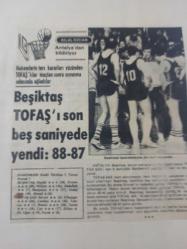 18 Mart 1982 - Hakemlerin ters kararları yüzünden TOFAŞ'lılar maçtan sonra soyunma odasında ağladılar - Beşiktaş, Tofaş'ı son beş saniyede yendi: 88-87 fotoğraf ve haberi - Tek Yaprak Arkalı Önlüdür