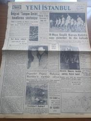 Yeni İstanbul Gazetesi - 20 Mayıs 1955 - Belgrad Tampon Devlet İsnadlarına Sinirleniyor - Türk Devrimi Tehlikeler Geçirebilir Mi Yazan Mustafa Nermi - Ruslar 3 Türk Casusunu İdam Etti - Şarkıcı Johnnie Ray İle İngiliz Caz Şarkıcısı Sylvia Drew İle Evleniyor - 19 Mayıs Gençlik Bayramı Atatürk'e Saygı Gösterileri İle Dün Kutlandı -  Celal Bayar'ın Gençliğe Hitabesi - Üniversite Bahçesine Gençliğin Yaptırdığı Atatürk Heykeli - Fenerbahçe 4  Beşiktaş 4 - Papazlar Papazı Makarios Mısırlılar'a Teşekkür Ediyor - Esirler Gölü Yazanlar Kemal Avan H. Avan Yazı Dizisi - Fotoğrafla Atatürk Sergisi Açıldı - Nil Alpar Ankara Güzeli Seçilmiştir - Nikita Kruşçef'in Yugoslavya Hakkındaki Beyanatı - Saadet Bekçisi Yazan Zeliha Harun Yazı Dizisi - Tabiatla Karşı Karşıya Arılar Alemi - Kıbrıs Kara Bulutlar Altında Yazan Fikret Adil Yazı Dizisi - Çinçin'in Serüvenleri - Çocuk Sayfası - Betty Mullen'in Yeni Yüzme Dünya Rekoru - Hamamda Düğün Girizan Tunara - Mithatpaşa Stadı - Boksta Doğu Almanya Galip
