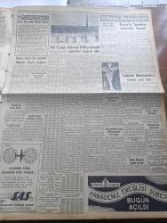 Yeni İstanbul Gazetesi - 20 Mayıs 1955 - Belgrad Tampon Devlet İsnadlarına Sinirleniyor - Türk Devrimi Tehlikeler Geçirebilir Mi Yazan Mustafa Nermi - Ruslar 3 Türk Casusunu İdam Etti - Şarkıcı Johnnie Ray İle İngiliz Caz Şarkıcısı Sylvia Drew İle Evleniyor - 19 Mayıs Gençlik Bayramı Atatürk'e Saygı Gösterileri İle Dün Kutlandı -  Celal Bayar'ın Gençliğe Hitabesi - Üniversite Bahçesine Gençliğin Yaptırdığı Atatürk Heykeli - Fenerbahçe 4  Beşiktaş 4 - Papazlar Papazı Makarios Mısırlılar'a Teşekkür Ediyor - Esirler Gölü Yazanlar Kemal Avan H. Avan Yazı Dizisi - Fotoğrafla Atatürk Sergisi Açıldı - Nil Alpar Ankara Güzeli Seçilmiştir - Nikita Kruşçef'in Yugoslavya Hakkındaki Beyanatı - Saadet Bekçisi Yazan Zeliha Harun Yazı Dizisi - Tabiatla Karşı Karşıya Arılar Alemi - Kıbrıs Kara Bulutlar Altında Yazan Fikret Adil Yazı Dizisi - Çinçin'in Serüvenleri - Çocuk Sayfası - Betty Mullen'in Yeni Yüzme Dünya Rekoru - Hamamda Düğün Girizan Tunara - Mithatpaşa Stadı - Boksta Doğu Almanya Galip