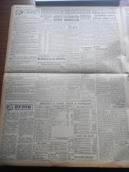 Yeni İstanbul Gazetesi - 9 Haziran 1955 - Niçin Kalkınmak İstiyoruz Yazan Mustafa Nermi - Amerikan Başkanı Eisenhower Dörtlü Toplantıdan Ümit Var - Basketbolda Dün İtalyanlara Yenildik - Dior'un A Ve H Modasına Alman Moda Yaratıcısı Heinz Uzun Ceket Ve Etekli Elbiselerle Karşı Koyuyor - Seferberlik İşleri İçin Bir Kanun Tasarısı Hazırlanıyor - 500 Bin Liralık Bir Vergi Kaçakçılığı - Turizm Çalışmalarına Dair Mükerrem Sarol'un Beyanatı - Tanınmış Televizyon Yıldızı Carole Carr İstanbul'a Geldi - Huzur Hasreti Yazan Mehmet Davaz Yazı Dizisi - Beraber Yaşama Parolası Yazan Profesör Doktor Yavuz Abadan - Hayvanları Koruma Cemiyeti Kedileri Gazla Öldürüyorlar - İstanbul Erkek Lisesi Mezunlarının Konseri - UNESCO Türkiye Millî Komisyonu Toplandı - Türkiye'ye Sığınan Çek Mültecileri Dönmek İstemiyor - Suriye'de Siyasi ve fotoğrafları İktisadi Buhran - Adana'da Bir Hipodrom İnşa Ediliyor - Saadet Bekçisi Yazan Zeliha Harun Yazı Dizisi - Ankara İstanbul İzmir Radyosu Programı - Faenza