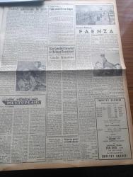 Yeni İstanbul Gazetesi - 9 Haziran 1955 - Niçin Kalkınmak İstiyoruz Yazan Mustafa Nermi - Amerikan Başkanı Eisenhower Dörtlü Toplantıdan Ümit Var - Basketbolda Dün İtalyanlara Yenildik - Dior'un A Ve H Modasına Alman Moda Yaratıcısı Heinz Uzun Ceket Ve Etekli Elbiselerle Karşı Koyuyor - Seferberlik İşleri İçin Bir Kanun Tasarısı Hazırlanıyor - 500 Bin Liralık Bir Vergi Kaçakçılığı - Turizm Çalışmalarına Dair Mükerrem Sarol'un Beyanatı - Tanınmış Televizyon Yıldızı Carole Carr İstanbul'a Geldi - Huzur Hasreti Yazan Mehmet Davaz Yazı Dizisi - Beraber Yaşama Parolası Yazan Profesör Doktor Yavuz Abadan - Hayvanları Koruma Cemiyeti Kedileri Gazla Öldürüyorlar - İstanbul Erkek Lisesi Mezunlarının Konseri - UNESCO Türkiye Millî Komisyonu Toplandı - Türkiye'ye Sığınan Çek Mültecileri Dönmek İstemiyor - Suriye'de Siyasi ve fotoğrafları İktisadi Buhran - Adana'da Bir Hipodrom İnşa Ediliyor - Saadet Bekçisi Yazan Zeliha Harun Yazı Dizisi - Ankara İstanbul İzmir Radyosu Programı - Faenza