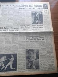 Yeni İstanbul Gazetesi - 9 Haziran 1955 - Niçin Kalkınmak İstiyoruz Yazan Mustafa Nermi - Amerikan Başkanı Eisenhower Dörtlü Toplantıdan Ümit Var - Basketbolda Dün İtalyanlara Yenildik - Dior'un A Ve H Modasına Alman Moda Yaratıcısı Heinz Uzun Ceket Ve Etekli Elbiselerle Karşı Koyuyor - Seferberlik İşleri İçin Bir Kanun Tasarısı Hazırlanıyor - 500 Bin Liralık Bir Vergi Kaçakçılığı - Turizm Çalışmalarına Dair Mükerrem Sarol'un Beyanatı - Tanınmış Televizyon Yıldızı Carole Carr İstanbul'a Geldi - Huzur Hasreti Yazan Mehmet Davaz Yazı Dizisi - Beraber Yaşama Parolası Yazan Profesör Doktor Yavuz Abadan - Hayvanları Koruma Cemiyeti Kedileri Gazla Öldürüyorlar - İstanbul Erkek Lisesi Mezunlarının Konseri - UNESCO Türkiye Millî Komisyonu Toplandı - Türkiye'ye Sığınan Çek Mültecileri Dönmek İstemiyor - Suriye'de Siyasi ve fotoğrafları İktisadi Buhran - Adana'da Bir Hipodrom İnşa Ediliyor - Saadet Bekçisi Yazan Zeliha Harun Yazı Dizisi - Ankara İstanbul İzmir Radyosu Programı - Faenza