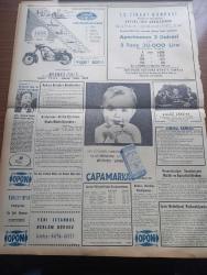 Yeni İstanbul Gazetesi - 9 Haziran 1955 - Niçin Kalkınmak İstiyoruz Yazan Mustafa Nermi - Amerikan Başkanı Eisenhower Dörtlü Toplantıdan Ümit Var - Basketbolda Dün İtalyanlara Yenildik - Dior'un A Ve H Modasına Alman Moda Yaratıcısı Heinz Uzun Ceket Ve Etekli Elbiselerle Karşı Koyuyor - Seferberlik İşleri İçin Bir Kanun Tasarısı Hazırlanıyor - 500 Bin Liralık Bir Vergi Kaçakçılığı - Turizm Çalışmalarına Dair Mükerrem Sarol'un Beyanatı - Tanınmış Televizyon Yıldızı Carole Carr İstanbul'a Geldi - Huzur Hasreti Yazan Mehmet Davaz Yazı Dizisi - Beraber Yaşama Parolası Yazan Profesör Doktor Yavuz Abadan - Hayvanları Koruma Cemiyeti Kedileri Gazla Öldürüyorlar - İstanbul Erkek Lisesi Mezunlarının Konseri - UNESCO Türkiye Millî Komisyonu Toplandı - Türkiye'ye Sığınan Çek Mültecileri Dönmek İstemiyor - Suriye'de Siyasi ve fotoğrafları İktisadi Buhran - Adana'da Bir Hipodrom İnşa Ediliyor - Saadet Bekçisi Yazan Zeliha Harun Yazı Dizisi - Ankara İstanbul İzmir Radyosu Programı - Faenza