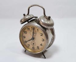 PETER MASA SAATİ, ANTİKA KURMALI PETER MARKA MASA SAATİ Alman yapımı 1930lardan antika çalışır durumda kurmalı Peter marka masa saati. Yükseklik: 18 cm