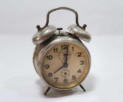 PETER MASA SAATİ, ANTİKA KURMALI PETER MARKA MASA SAATİ Alman yapımı 1930lardan antika çalışır durumda kurmalı Peter marka masa saati. Yükseklik: 18 cm