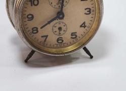 PETER MASA SAATİ, ANTİKA KURMALI PETER MARKA MASA SAATİ Alman yapımı 1930lardan antika çalışır durumda kurmalı Peter marka masa saati. Yükseklik: 18 cm