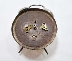 PETER MASA SAATİ, ANTİKA KURMALI PETER MARKA MASA SAATİ Alman yapımı 1930lardan antika çalışır durumda kurmalı Peter marka masa saati. Yükseklik: 18 cm