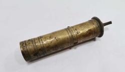 Kahve Değirmeni, ÜZERİ ÇİFT USTA DAMGALI VE HAYAT AĞAÇLI OSMANLI DÖNEMİ KAHVE DEĞİRMENİ Üzerinde hayat uzunluğunu sembolize eden hayat ağacı ve çift usta damgalı Osmanlı Dönemi kahve değirmeni. Uzunluk: 24 cm