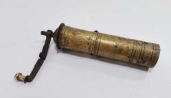 Kahve Değirmeni, ÜZERİ ÇİFT USTA DAMGALI VE HAYAT AĞAÇLI OSMANLI DÖNEMİ KAHVE DEĞİRMENİ Üzerinde hayat uzunluğunu sembolize eden hayat ağacı ve çift usta damgalı Osmanlı Dönemi kahve değirmeni. Uzunluk: 24 cm