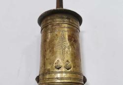 Kahve Değirmeni, ÜZERİ ÇİFT USTA DAMGALI VE HAYAT AĞAÇLI OSMANLI DÖNEMİ KAHVE DEĞİRMENİ Üzerinde hayat uzunluğunu sembolize eden hayat ağacı ve çift usta damgalı Osmanlı Dönemi kahve değirmeni. Uzunluk: 24 cm