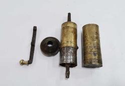 Kahve Değirmeni, ÜZERİ ÇİFT USTA DAMGALI VE HAYAT AĞAÇLI OSMANLI DÖNEMİ KAHVE DEĞİRMENİ Üzerinde hayat uzunluğunu sembolize eden hayat ağacı ve çift usta damgalı Osmanlı Dönemi kahve değirmeni. Uzunluk: 24 cm