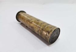 Kahve Değirmeni, ÜZERİ ÇİFT USTA DAMGALI VE HAYAT AĞAÇLI OSMANLI DÖNEMİ KAHVE DEĞİRMENİ Üzerinde hayat uzunluğunu sembolize eden hayat ağacı ve çift usta damgalı Osmanlı Dönemi kahve değirmeni. Uzunluk: 24 cm