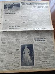 Yeni İstanbul Gazetesi - 3 Haziran 1955 - İngiliz İşçilerinin Grevi Yazan Mustafa Nermi Köşe Yazısı - Yugoslavya Rusya İle Anlaşma İmzalıyor - İran Ve Pakistan'ın Ortadoğu Paktına İltihakı Hazırlıkları - Mareşal Tito Nikita Kruşçef'e Eşini Takdim Ediyor Fotoğraf - Komünistleri Göklere Çıkaran Evkaf Vekili Ahmet Hasan El Bakhuri - Adana Cezaevinde 17 Mahkum Zincire Vuruldu - Osman Bölükbaşı'nın Turgutlu'daki Sert Konuşması - Seksüel Sapıklar Yazan Bedri Alogan - Hilton'da Sütlerin Zehirli Olmadığı Anlaşıldı - Bayiler Yerli Kibrit Satmak İstemiyorlar - Eskişehir Kız Enstitüsü Ticaret Lisesinde Moda Defilesi - Dahiliye Vekili Namık Gedik Diyarbakır'da - Himalaya'da Yeni Fetih - Saadet Bekçisi Yazan Zeliha Harun Yazı Dizisi - Mikrofilm'in Hizmetleri - Çingenelerin Siyah Sara Bayramı - Fenerbahçe Kongresi İçin Hizip Faaliyetleri - Galatasaray Futbol Mevsimini Kapadı - Turgay Şeren Lefter Küçükandonyadis Kadri Aytaç Milli Kadroya Alındı - Nacional Uruguay Şampiyonu - Zeki Rıza Sporel