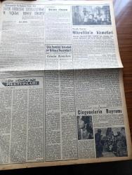 Yeni İstanbul Gazetesi - 3 Haziran 1955 - İngiliz İşçilerinin Grevi Yazan Mustafa Nermi Köşe Yazısı - Yugoslavya Rusya İle Anlaşma İmzalıyor - İran Ve Pakistan'ın Ortadoğu Paktına İltihakı Hazırlıkları - Mareşal Tito Nikita Kruşçef'e Eşini Takdim Ediyor Fotoğraf - Komünistleri Göklere Çıkaran Evkaf Vekili Ahmet Hasan El Bakhuri - Adana Cezaevinde 17 Mahkum Zincire Vuruldu - Osman Bölükbaşı'nın Turgutlu'daki Sert Konuşması - Seksüel Sapıklar Yazan Bedri Alogan - Hilton'da Sütlerin Zehirli Olmadığı Anlaşıldı - Bayiler Yerli Kibrit Satmak İstemiyorlar - Eskişehir Kız Enstitüsü Ticaret Lisesinde Moda Defilesi - Dahiliye Vekili Namık Gedik Diyarbakır'da - Himalaya'da Yeni Fetih - Saadet Bekçisi Yazan Zeliha Harun Yazı Dizisi - Mikrofilm'in Hizmetleri - Çingenelerin Siyah Sara Bayramı - Fenerbahçe Kongresi İçin Hizip Faaliyetleri - Galatasaray Futbol Mevsimini Kapadı - Turgay Şeren Lefter Küçükandonyadis Kadri Aytaç Milli Kadroya Alındı - Nacional Uruguay Şampiyonu - Zeki Rıza Sporel