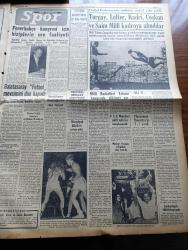 Yeni İstanbul Gazetesi - 3 Haziran 1955 - İngiliz İşçilerinin Grevi Yazan Mustafa Nermi Köşe Yazısı - Yugoslavya Rusya İle Anlaşma İmzalıyor - İran Ve Pakistan'ın Ortadoğu Paktına İltihakı Hazırlıkları - Mareşal Tito Nikita Kruşçef'e Eşini Takdim Ediyor Fotoğraf - Komünistleri Göklere Çıkaran Evkaf Vekili Ahmet Hasan El Bakhuri - Adana Cezaevinde 17 Mahkum Zincire Vuruldu - Osman Bölükbaşı'nın Turgutlu'daki Sert Konuşması - Seksüel Sapıklar Yazan Bedri Alogan - Hilton'da Sütlerin Zehirli Olmadığı Anlaşıldı - Bayiler Yerli Kibrit Satmak İstemiyorlar - Eskişehir Kız Enstitüsü Ticaret Lisesinde Moda Defilesi - Dahiliye Vekili Namık Gedik Diyarbakır'da - Himalaya'da Yeni Fetih - Saadet Bekçisi Yazan Zeliha Harun Yazı Dizisi - Mikrofilm'in Hizmetleri - Çingenelerin Siyah Sara Bayramı - Fenerbahçe Kongresi İçin Hizip Faaliyetleri - Galatasaray Futbol Mevsimini Kapadı - Turgay Şeren Lefter Küçükandonyadis Kadri Aytaç Milli Kadroya Alındı - Nacional Uruguay Şampiyonu - Zeki Rıza Sporel