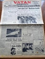 Vatan Gazetesi - 30 Temmuz 1954 - Ahmet Emin Yalman Köşe Yazısı - Zihni Betil Ve Cemal Reşit Eyüboğlu Cumhuriyet Halk Partisinden İstifa Etti - Kurultay Seçime Girmeme Ve Meclisi Terk Etme İşini Cumhuriyet Halk Partisi Meclisine Bıraktı - Yeni Sabah Gazetesi Sahibi Safa Kılıçlıoğlu Karakola Düştü - Türkiye Turizm Kurumu Başkanı Lütfi Kırdar Tarsus Yolcularının Durumunu Telsizle Bildirdi - Migros Statüsü Dün Yayınlandı - Denizde İsyan Yazan Herman Wouk Yazı Dizisi - Darıca Vapur Seferleri Başladı - Life Dergisi Amerika Harbe Yaklaşıyor Diyor - Kıbrıs Milli Türk Partisi Bir Beyanname Yayınladı - Hoş Memo Karikatür - General Ali Fuat Cebesoy'un Siyasi Hatıraları Yazı Dizisi - Nazilerin Faydalı Yegâne Mirası Otostrad - Şansı Sayesinde Yıldız Olan Kız Giovanna Ralli - Bu Yerin Ötesinde Yazan Cronin Yazı Dizisi - Hikaye Mustafa'nın Namusu Yazan Zuhal Kamran Noyan - Türkiye Bisiklet Birinciliği Dün Yapıldı - Türkiye Gençler Tenis Birinciliği - Suriye'de Hakimler Grev Yaptı - Good Year -
