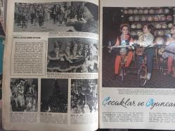 Hafta Sonu Extra Aktüalite Sinema Tiyatro Müzik ve Magazin Dergisi - 26 Aralık 1964 - Sayı:9 - Çocuklar ve Oyuncaklar - Ali Sami Yen Stadında Panik - İsmet İnönü CHP Değil Sadece Bir CHP lidir - İlhami Sancar - ''Kıbrıs Rumlarını Türk Uçakları En Geç Bir Saatte Yok Edilebilir'' - İzmir Oto Fabrikası 1.5 Yıl Sonra Türkiye'nin Yollarını Otomobil ile Dolduracak - Orta Doğuda Durum Yine Karışıyor - İtalya'da Cumhurbaşkanı Seçimi - Bon Hükümeti Nato Konferansından Memnun Değil - Noel Partisi Dayak Partisi - Dünya Çocuklarının Bayramı - Yılın Moda Oyuncakları - Sevimli Hayvanlar - Vitrinler Oyuncak Dolu - Bebek Kardeşler - KAlede Nöbetçiler Bekliyor - Karar Veremiyor - Oyuncaklar Göz Kırpıyor - İyi Biten Bir Yılbaşı Gecesi - Canavarlar Vadisi Çizgi Romanı - 1964 ve Olaylar - Acemi Kaşifler Az Kalsın Donuyorlardı - 1965 Takvimi - Ünlü Sinema Yıldızları 1965 Yılında Ne Diliyorlar? - Kesenize Göre Yılbaşı Sofrası - Çifte Nikah - Doris Day fotoğraf ve haberi - Tam Takım Dergi