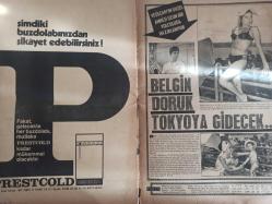 Pazar Haftalık Aktüalite Sinema Tiyatro Müzik ve Magazin Dergisi - 8 Mayıs 1970 - Sayı:711 - Cüneyt Arkın - Puri Banai - Betül Işıl - Cihangir Gaffari - Fethiye'de Aşk Başkadır - Ekibi Fethiyeden Bildiriyor - Malkoçoğlu'nun Seti, Kavgalar, Aşklar ve İşi Bırakıp Kaçanlar - Türkan Şoray - Zeynep Aksu - Hüseyin Rahmi Gürpınar - Nilgül Utku - Zeynep Aksu - Nedret Güvenç - Mümtaz Ener - Filiz Akın 70 İlkbahar ve Yaz Gradrobunu Sunuyor - Dönme Dolap Dönüyor - Leyla Sayar Yılmaz Gündüz aşkı aldı yürüdü - 1970 yazına hızlı giren Oya Peri açıkladı: Bekarlık Canıma Tak Etti - Yeşilçam'ın Güzel Annesi Uzun Bir Yolculuğa Hazırlanıyor - Belgin Doruk Tokyo'ya Gidecek - Fatma Girik - Ekrem Bora fotoğraf ve haberi - Dergi Tam Değildir Sadece 20 Sayfası Mevcuttur - Dergi Kapağı Yoktur