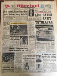 HÜRRİYET GAZETESİ  19 AĞUSTOS 1968 YIL :21 SAYI :7296---Beş silahlı ,hasımları olan şahsı kahveyi basıp öldürdü ---Türkeş :Bin CKMP li gence komando  eğitimi yaptırıyoruz---Lise sayısı sabit  tutulacak ---Demirel :Türkiye de idareye senet çıkarmışlar var dedi --Yunan propagandasından ürküp arabalarına cami ve ay resmi çizdiler ---Cemiyet içinde asalak  yaşamak istemiyorum ---İki jandarma birliği arasında  yanlışlıkla silahlı müsademe oldu bir assubay şehit düştü ----Ağabeyinizin sıhhati iyi 23 Ağustos ta Türkiye ye gelmeyi düşünüyorlar ---Hamile iken çok sigara içen kadınların  bebekleri normalden küçük doğuyor ---Kızıldeniz de gündüzleri yandık geceleri donduk ----Türkofon :Yüksel Özkasap ----Galibiyet Kaçıran Beşiktaş Oldu :0-0---Marmara Kupasını Plaısir kazandı ---Güreşçiler 2050 metre yükseklikte Olimpiyat hazırlıklarına başlıyor ----M.United -City Maçında seyirciler birbirine girdi ---Ağustos ayı bedava yaz tatilin ikinci grubu güneş ve denize  kavuştu ----