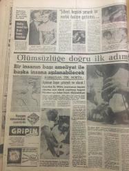 HÜRRİYET GAZETESİ 17 ARALIK 1967 YIL :20 SAYI :7055---General Patakos :Taht Kralındır  İsterse yine dönebilir dedi ---Yunanistan kraliçesi bebek bekliyor --Kızlara  sarkıntılık eden Ringo Süheyl in  saçları karakolda dipten kesildi ---Eralp :Biz güvenlik  konseyinden Kıbrıs ta barışı sağlayacak açık bir karar istiyoruz dedi ---Önümüzdeki sene Almanya ya işçi sevkiyatı üç misli artacak ---Torpilimiz olmadığı için başka bir iş bulamadık ---Kaçakçılardan rüşvet alan iki jandarma askeri heyete ateş açtı ---Şöhret hepsini şımarık bir varlık haline getirmiş --Sigara kadınları çirkinleştiriyor --Rusya da 50 kilo altın çalan bir maden mühendisi idam edildi --280 kiloluk Orkinos 5.5 saatlik mücadeleden  sonra  yakalandı --Göztepe iyice çöktü --Beşiktaş  zor kazandı :1-0 --Fenerbahçe -H.Tepe A.Gücü-Galatasaray ---Demirspor :3 -Mersin :1 ---Cunta dün Metropolit Yeronimos u Roma ya gönderdi --Cezayir de ki  darbe teşebbüsünde  birçok kişi öldü ---Bir asma köprü 75 vasıta ile çöktü ,5 ölü 21 kayıp