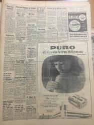 HÜRRİYET GAZETESİ 17 ARALIK 1967 YIL :20 SAYI :7055---General Patakos :Taht Kralındır  İsterse yine dönebilir dedi ---Yunanistan kraliçesi bebek bekliyor --Kızlara  sarkıntılık eden Ringo Süheyl in  saçları karakolda dipten kesildi ---Eralp :Biz güvenlik  konseyinden Kıbrıs ta barışı sağlayacak açık bir karar istiyoruz dedi ---Önümüzdeki sene Almanya ya işçi sevkiyatı üç misli artacak ---Torpilimiz olmadığı için başka bir iş bulamadık ---Kaçakçılardan rüşvet alan iki jandarma askeri heyete ateş açtı ---Şöhret hepsini şımarık bir varlık haline getirmiş --Sigara kadınları çirkinleştiriyor --Rusya da 50 kilo altın çalan bir maden mühendisi idam edildi --280 kiloluk Orkinos 5.5 saatlik mücadeleden  sonra  yakalandı --Göztepe iyice çöktü --Beşiktaş  zor kazandı :1-0 --Fenerbahçe -H.Tepe A.Gücü-Galatasaray ---Demirspor :3 -Mersin :1 ---Cunta dün Metropolit Yeronimos u Roma ya gönderdi --Cezayir de ki  darbe teşebbüsünde  birçok kişi öldü ---Bir asma köprü 75 vasıta ile çöktü ,5 ölü 21 kayıp