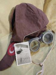 Pilot Gözlüğü. Pilot Gözlüğü ve Süet tipi Kumaş Pilot Şapkası.  Havacı Subay Pilot Şapkası ve Gözlüğü.. Pilot Fotoğrafı ile beraber.