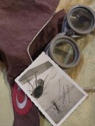 Pilot Gözlüğü. Pilot Gözlüğü ve Süet tipi Kumaş Pilot Şapkası.  Havacı Subay Pilot Şapkası ve Gözlüğü.. Pilot Fotoğrafı ile beraber.