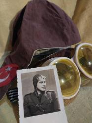 Pilot Gözlüğü. Pilot Gözlüğü ve Süet tipi Kumaş Pilot Şapkası.  Havacı Subay Pilot Şapkası ve Gözlüğü.. Pilot Fotoğrafı ile beraber.