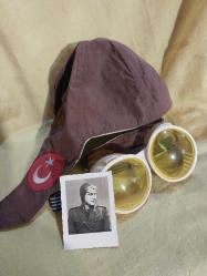 Pilot Gözlüğü. Pilot Gözlüğü ve Süet tipi Kumaş Pilot Şapkası.  Havacı Subay Pilot Şapkası ve Gözlüğü.. Pilot Fotoğrafı ile beraber.