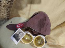 Pilot Gözlüğü. Pilot Gözlüğü ve Süet tipi Kumaş Pilot Şapkası.  Havacı Subay Pilot Şapkası ve Gözlüğü.. Pilot Fotoğrafı ile beraber.