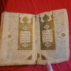 TAŞ BASKI KURANI KERİM. DAMGALI. altın varaklı ser sayfaları. 1323 yılı.