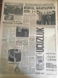 HÜRRİYET GAZETESİ 10 MART 1966 YIL :18 SAYI :6416---Rusya tazminat olarak 21 bin tonluk tankeri bırakmaya razı ---Avusturalya ya  göç için bazı kolaylık sağlandı ---Yanan Kadıköy vapurunun bir yolcusu kayıp --Polis Genel Müdürü : Yurt çapında tahkikat yapılıyor dedi ---Dusseldorf polisi bile Türk Ülkü Ural için parmak ısırıyor ---Ama şarkıcıyı bir türlü  paylaşmayan  iki çalgıcı sille -tokat birbirine girdi ---1966 Altın Mikrofon Yarışması Nisan da Yapılıyor --Hasekinin  yeni kliğinde  yatak sayısı 1000 e çıkarılıyor ---Zeytinburnu n da temizlik işçilerinden alınan haraç ----Radyo Programları ---Emekli  demiryolu  işçisi 50 milyon lira  servet bıraktı ---Yıldıray Çınar :En son okuduğu plakları takdim eder ---Kaybolan  2 oğlunu bulmak için  Almanya dan gelen  genç  anne  yaşlı gözlerle yollara revan oldu --Beşiktaş ,Sakaryaspor u eledi :2-1--Beykozlular 750 şer lira prim alacaklar--Münih te Almanlara Türkçe  Öğreten Bir Gece Okulu Açıldı ---James Bond  un 3. film sayesinde  meşhur oldu-