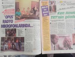 Tele Magazin Haftalık Aktüalite Sinema Tiyatro Müzik ve Magazin Dergisi - 16 Eylül 1985 - Sayı:43 - Elvis Presley - ''Kral'' Gibi Yaşamış ''Kral'' gibi ölmüştü - Erol Büyükburç - Ersan Erdura - ''Cumartesi'den Cumartesi'ye - İşte Alman Çocuklarının Ekran Konukları - En Güzeli Çocuklar İçin - Mesut Mertcan'ın En Mutlu Günü - Fehmi Ketenci - Eray Özbal - Feridun Karakaya - Nilgün Özhan tiyatrodan istifa etti - Ken Howard TRT'nin gözdesi - Dilek Bale - Besteciler Nota Başına - Selahattin İçli - Beyza Tok - Selmi Andak - Tuna Huş - Atalay Akçalı - Alev Sayın - Türkan Şoray'ı yağmur engelledi - Oya Küçümen - Uğur Dündar - Tele Bulmaca - Haftalık TV Program - Sevim Canbaz - Fatma Karaca ''Hem Eğlendim, Hem Dinlendim'' - Müşerref Akay - Erol Evgin - Ümit Aktan - Faruk Tunaz - Bilgi Gökçen - Tele Fal - Ekrana Yansımayan Bilgen Bengü - Ormanların Kraliçesi - Michael London - Baba İngals Kanserli Çocuklara Moral Verdi - Bu Pencereye Kuş Değil Kamera Kondu fotoğraf ve haberi - Tam Takım Dergi
