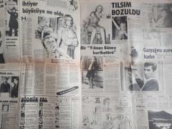 Hafta Sonu Haftalık Aktüalite Sinema Tiyatro Müzik ve Magazin Gazetesi - 9 Aralık 1977 - Sayı:50 - Ölümden nasıl döndü? - Bülent Ersoy - Tekzip ediyoruz - 48 saatlik koma ve ilk adımlar - Kahkaha Bilmecesi - Eyüp Sultan'da eski anılar arasında - Çocuklar ''Püf'' dedi, anneler, babalar eğlendi - Prenses Anne - Mutluluk yerine dert getiren bebek - ''Zeki Müren, neden gelmedi?'' - Ajda Pekkan - Neşe Karaböcek - Döndü, bir tatlı anı yüzünden evlenemiyor - Burası İstanbul - Kim Ne Yapıyor - Güzele Ne Yaraşmaz , Güzele ne yaraşmaz - İhtiyar büyücüye ne oldu - John Lennon - Biyonik Fal - Bir ''Yılmaz Güney karikatürü'' - Tılsım Bozuldu - Gazyağına aşeren kadın - Rüyalarınız - Ediz Hun, çocuğuna Norveç'te şifa arıyor - Filiz Akın - Kulisteki küçük tapınak - Melek Görgün Batakhanede altın buldu - Yıldırım Gürses - Rüçhan Adlı, gelinini tehdit mi etti - Türkan Şoray - Nazan Şoray - Marika Adlı fotoğraf ve haberi - Tam Takım Dergi